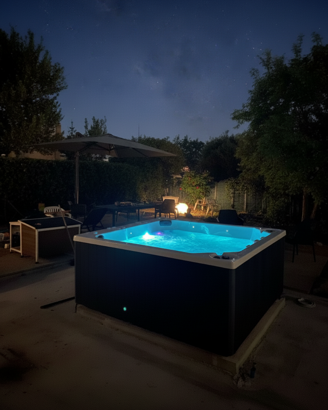 VISTA NOTTURNA DELLA PISCINA ILLUMINATA MONTATA IN UNA VILLA AD ANZIO