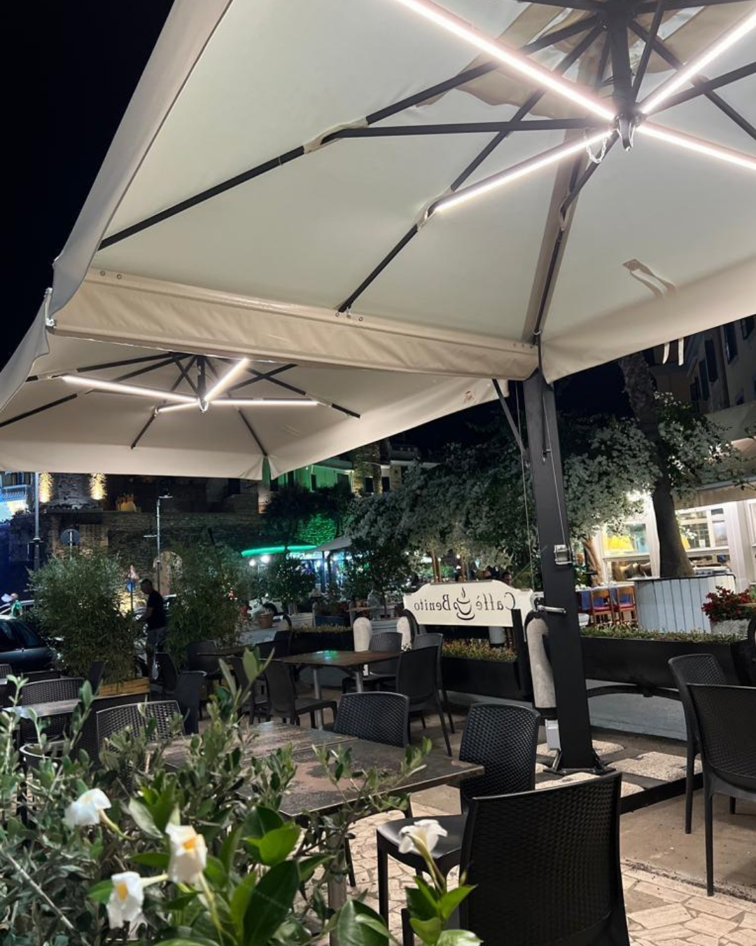 ILLUMINAZIONE DELL'ESTERNO DI UN BAR AD APRILIA (ROMA)